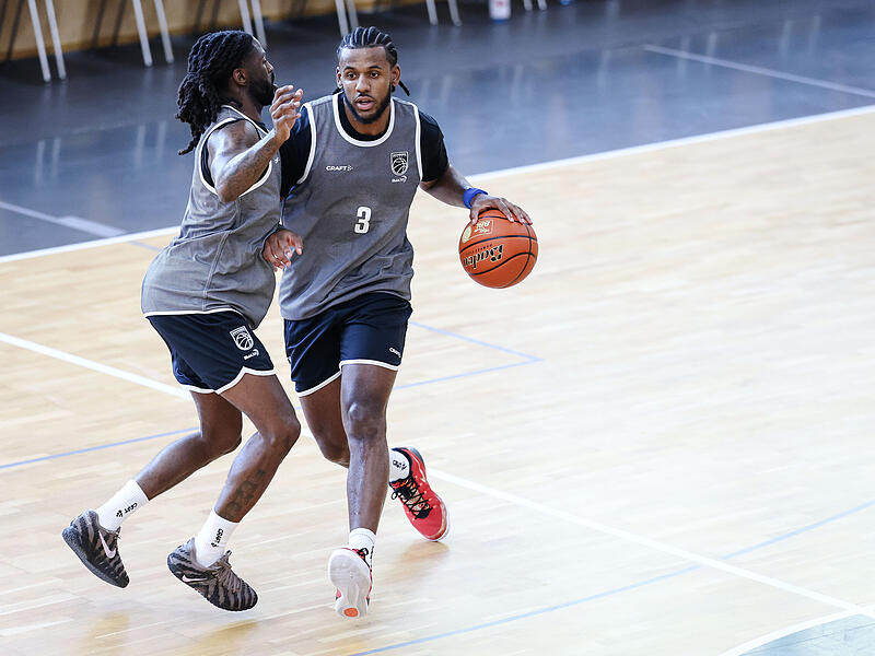 Duell der Jordans: Jordan Wright (rechts) behauptet den Ball gegen seinen Teamkollegen Jordan Jones.