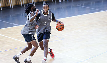 Duell der Jordans: Jordan Wright (rechts) behauptet den Ball gegen seinen Teamkollegen Jordan Jones.