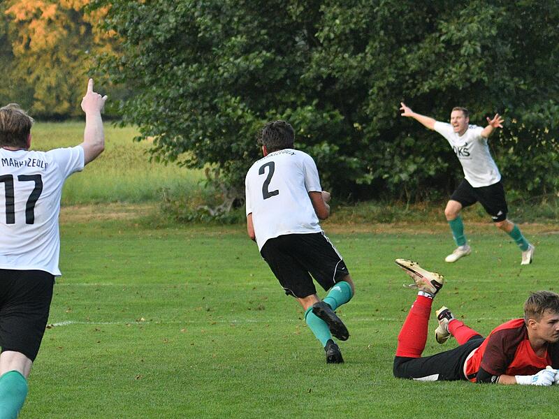 Nach dem Tor von Jonas Schober (Nr. 2) zum 5:3 im Pokal gegen Neukenroth brachen beim TSV Marktzeuln alle Dämme. Aktuell schwimmen sie in der Kreisliga auf einer Erfolgswelle. Nach dem Tor von Jonas Schober (Nr. 2) zum 5:3 im Pokal gegen Neukenroth brachen beim TSV Marktzeuln alle Dämme. Aktuell schwimmen sie in der Kreisliga auf einer Erfolgswelle.