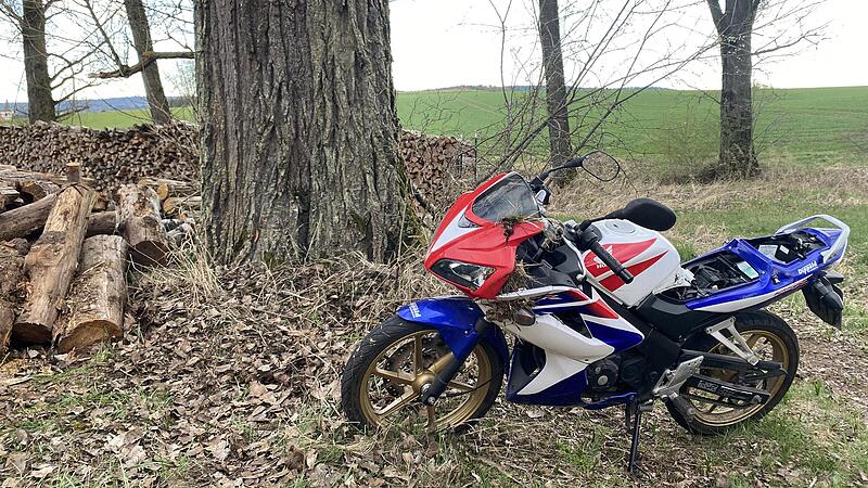 Die 125er-Honda landete auf ihrem Fahrer. Der schaffte es nach dem Unfall, nach Hilfe zu telefonieren.