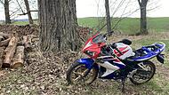 Die 125er-Honda landete auf ihrem Fahrer. Der schaffte es nach dem Unfall, nach Hilfe zu telefonieren.