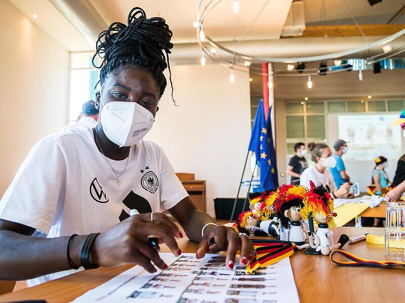 Nicole Anyomi schreibt f&uuml;r ihre Fans Autogramme.