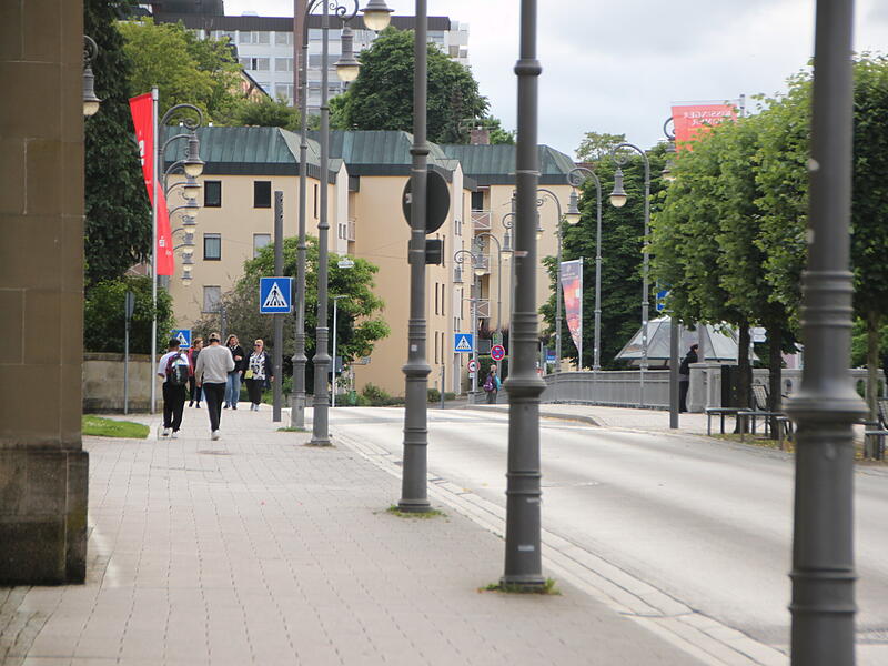 Trotz EM: Etwas Betrieb war auf den Stra&szlig;en Bad Kissingens noch.