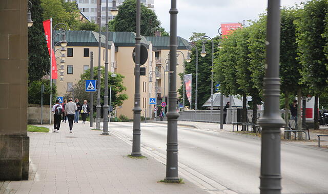 Ein Blick auf die Ludwigsbrücke. Trotz EM: Etwas Betrieb war auf den Straßen Bad Kissingens noch.
