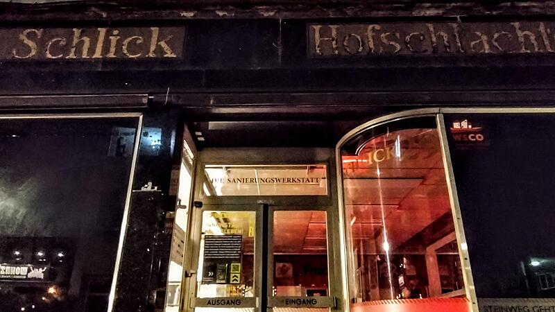 Das Landestheater bringt Kultur in die Sanierungswerkstatt namens &bdquo;Schlick 29&ldquo;: Zum Auftakt der neuen Reihe standen Texte von Franz Kafka im Zentrum.