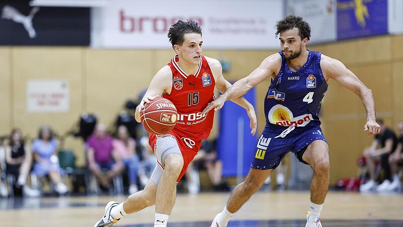 Der Crailsheimer Aufbauspieler Elias Baggette (r.) verteidigt im Testspiel gegen die Bamberg Baskets Anfang September gegen Adrian Petkovic. Der Spieler des BBC Coburg z&auml;hlte w&auml;hrend der  Saisonvorbereitung zum Team der  Baskets. Das Vorbereitungs...