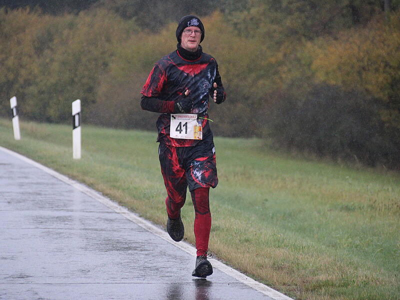 Trotz nasskaltem Herbstwetter lie&szlig;en sich die Sportler den Spa&szlig;  beim 38. Frankenwaldlauf der LG Ludwigschorgast nicht vermiesen.