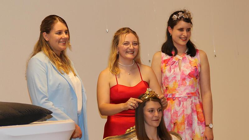 Antonia Krai&szlig; (ehemalige Nordheimer Weinprinzessin), Linda Keller, die der neuen Ramsthaler Weinprinzessin Julia Vierheilig die Krone aufsetzt sowie die Hammelburger Weinprinzessin Ramona Schum (von links).