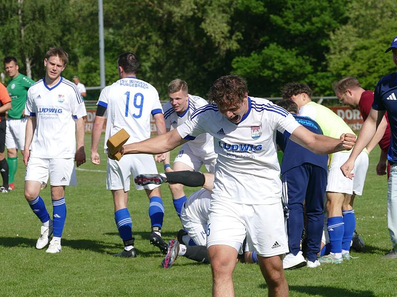 Der TSV Burgebrach bejubelt den Meistertitel in der Bezirksliga Oberfranken West nach dem 2:1 in Kemmern.TSV Burgebrach: Meister Bezirksliga West 2024/25 Der TSV Burgebrach bejubelt den Meistertitel in der Bezirksliga Oberfranken West nach dem 2:1 in Kemmern.