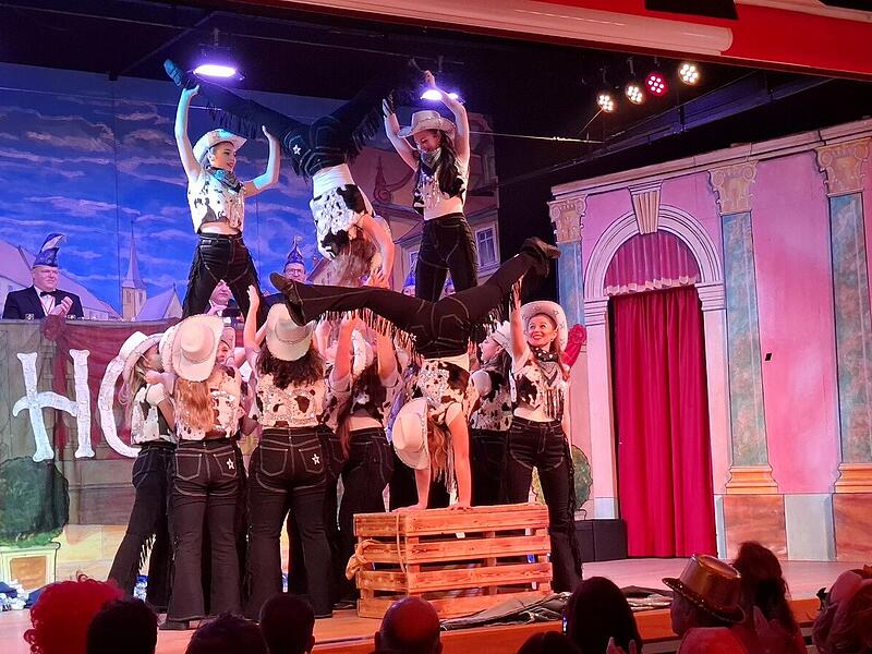 Die Dancing-Queens mit ihrem Showtanz &bdquo;American Cowgirls&ldquo;.