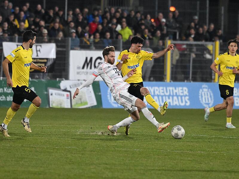 Der Bayreuther Davide Sekulovic (rechts) wird vom M&uuml;nchner Benno Schmitz vom Ball getrennt.
