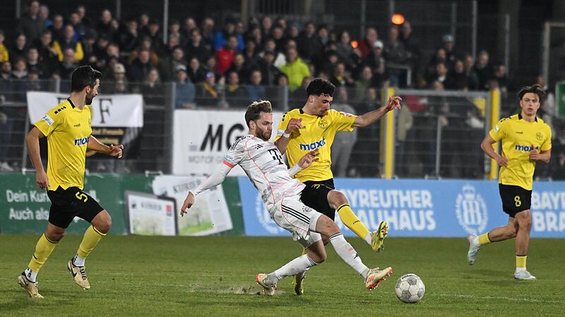 Der Bayreuther Davide Sekulovic (rechts) wird vom M&uuml;nchner Benno Schmitz vom Ball getrennt.