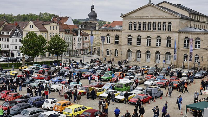 Wimmelbild mit Oldtimern: Groß war das  Treffen am Sonntag vor der wunderschönen Kulisse von Ehrenburg und Landestheater.
