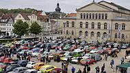 Wimmelbild mit Oldtimern: Groß war das  Treffen am Sonntag vor der wunderschönen Kulisse von Ehrenburg und Landestheater.