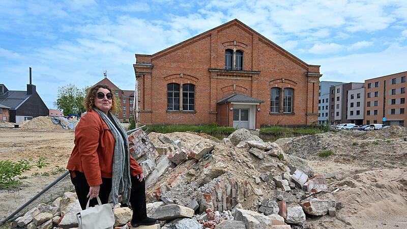 Kulturreferentin Ulrike Siebenhaar an der Reithalle in der Lagarde-Kaserne Kulturreferentin Ulrike Siebenhaar an der Reithalle in der Lagarde-Kaserne