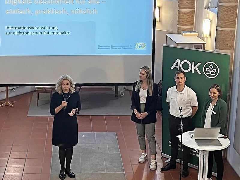 Franka Struve-Waasner mit Laura Stahl, Jonas Schubert und Daniela Böhner (v. l.), stellvertretende Direktorin AOK Bayern, Direktion Bamberg.