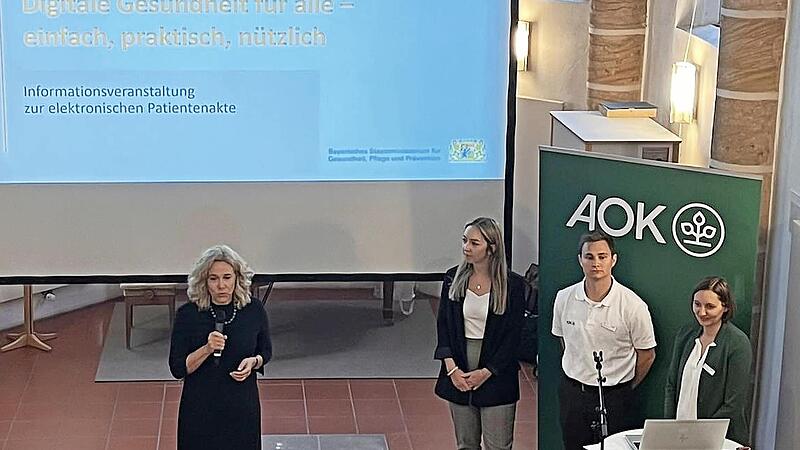 Franka Struve-Waasner mit Laura Stahl, Jonas Schubert und Daniela Böhner (v. l.), stellvertretende Direktorin AOK Bayern, Direktion Bamberg.