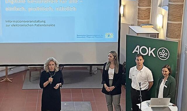 Franka Struve-Waasner mit Laura Stahl, Jonas Schubert und Daniela Böhner (v. l.), stellvertretende Direktorin AOK Bayern, Direktion Bamberg.