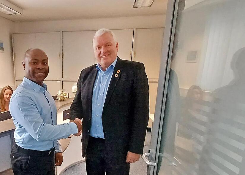 Tür auf für einen neuen Augenarzt in Ebern. Bürgermeister Jürgen Hennemann (rechts) begrüßte Dr. Innocent Emeakaroha in seinen Räumen im Sparkassengebäude am Marktplatz. Tür auf für einen neuen Augenarzt in Ebern. Bürgermeister Jürgen Hennemann (rechts) begrüßte Dr. Innocent Emeakaroha in seinen Räumen im Sparkassengebäude am Marktplatz.