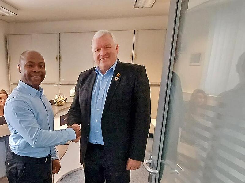 T&uuml;r auf f&uuml;r einen neuen Augenarzt in Ebern. B&uuml;rgermeister J&uuml;rgen Hennemann (rechts) begr&uuml;&szlig;te Dr. Innocent Emeakaroha in seinen R&auml;umen im Sparkassengeb&auml;ude am Marktplatz.