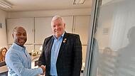 T&uuml;r auf f&uuml;r einen neuen Augenarzt in Ebern. B&uuml;rgermeister J&uuml;rgen Hennemann (rechts) begr&uuml;&szlig;te Dr. Innocent Emeakaroha in seinen R&auml;umen im Sparkassengeb&auml;ude am Marktplatz.