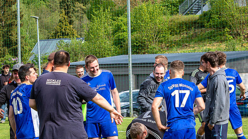 Die SpVgg Wonsees feiert die Meisterschaft in der A-Klasse 6 Kulmbach