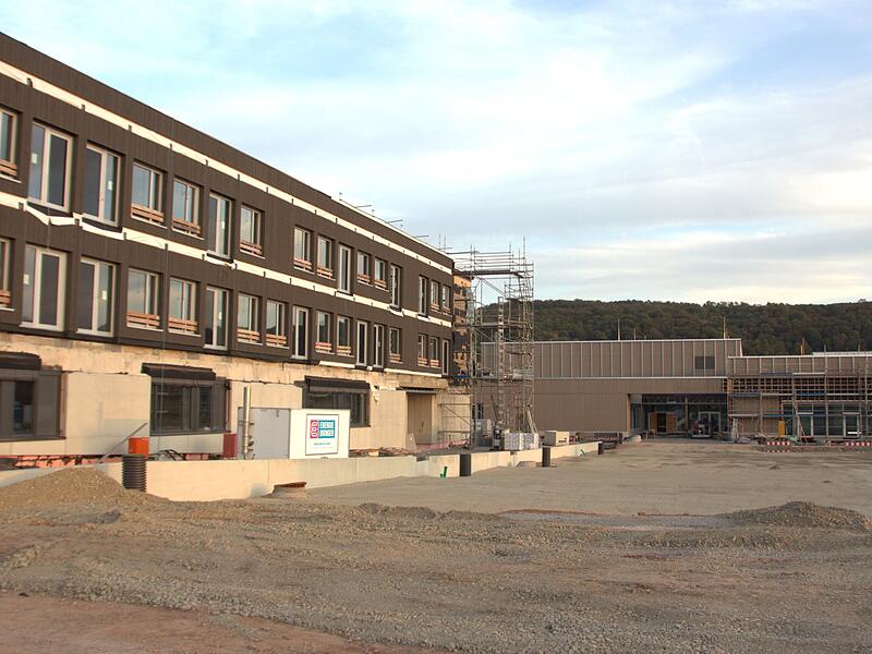 Die Arbeiten am neuen Schulcampus in Hammelburg schreiten voran. Im ersten Bauabschnitt werden ein Gymnasium, eine Mensa sowie eine Zweifachsporthalle und Sportanlagen entstehen.
