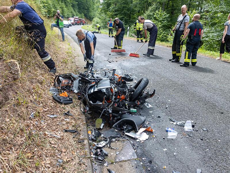 Für den  Fahrer dieses Motorrades kam jede Hilfe zu spät. Ein Motorradfahrer aus Coburg und ein Motorradfahrer aus Hof fanden am Sonntagvormittag den Tod im Landkreis Haßberge. Ungeklärt ist bislang, warum der eine Motorradfahrer auf der Straße in...