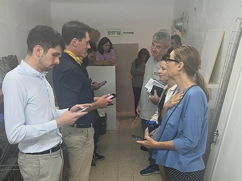 Zum Studio der ARD in Tel Aviv gehört auch dieser Schutzraum. Christian Limpert und sein Team müssen ihn zurzeit mehrmals täglich aufsuchen. Zum Studio der ARD in Tel Aviv gehört auch dieser Schutzraum. Christian Limpert und sein Team müssen ihn zurzeit mehrmals täglich aufsuchen.