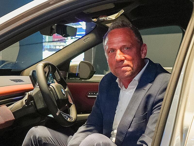 Bayerns Umweltminister Thorsten Glauber (Freie Wähler) besucht die Internationale Automobilausstellung IAA in München. Im Gespräch mit fraenkischertag.de spricht über seine Vision einer nachhaltigen Automobilwirtschaft.