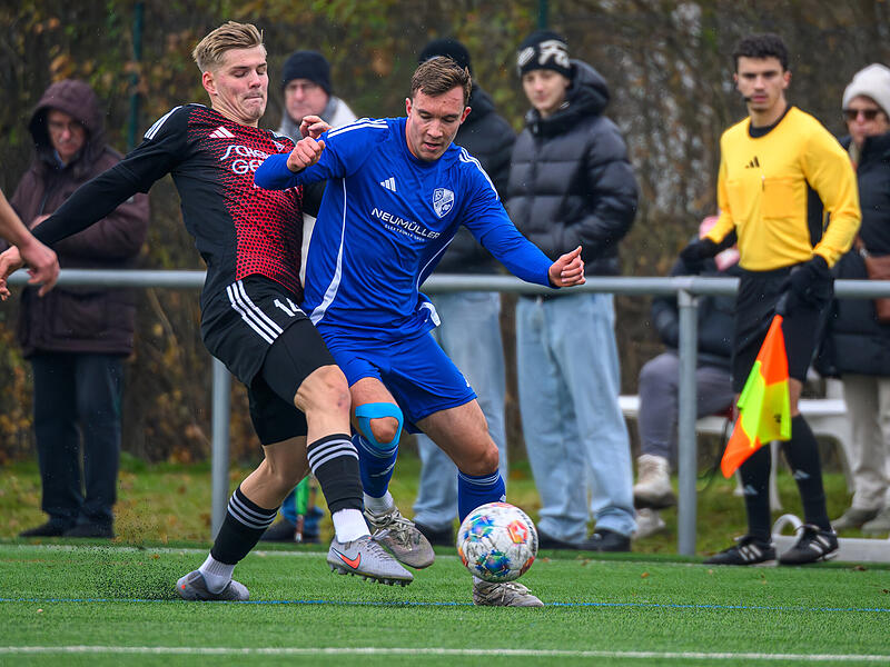 Yannick Beuschel (in Blau) und der ASV Weisendorf überwintern in der Landesliga Nordost auf Rang 6.