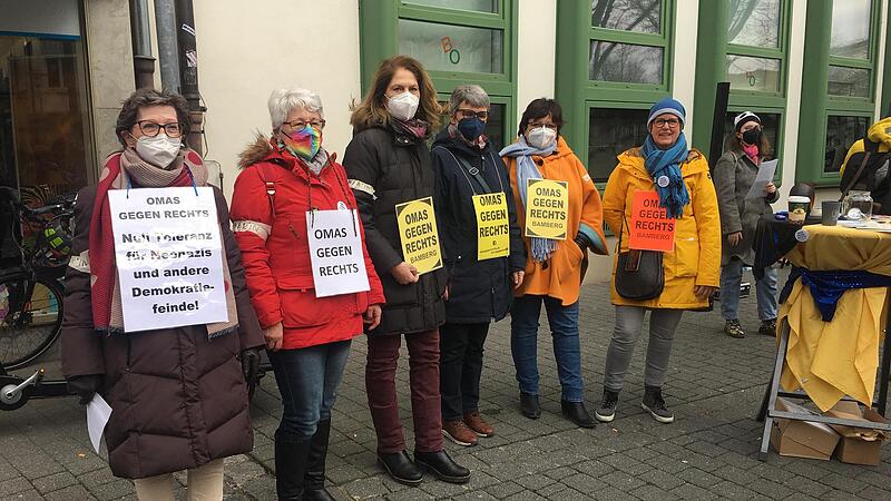 „Omas gegen Rechts“ formierten sich an der Promenade. „Omas gegen Rechts“ formierten sich an der Promenade.