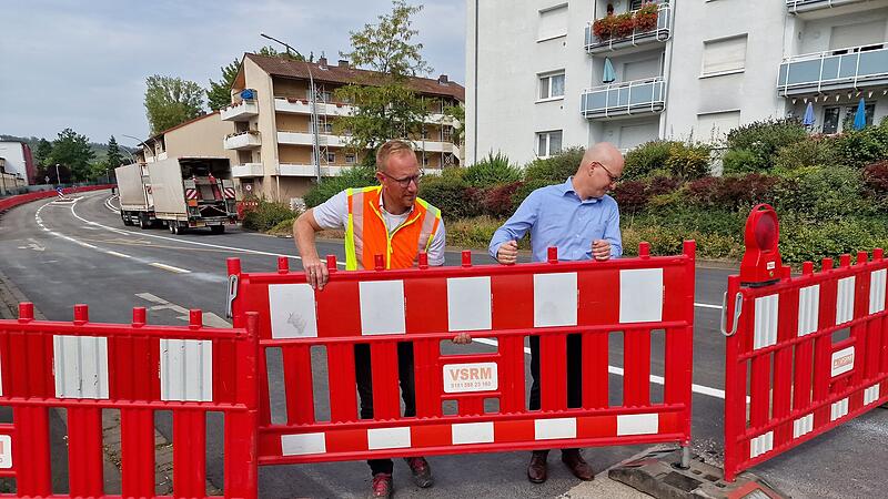 Oberb&uuml;rgermeister Dirk Vogel und Bauleiter Marcel Zimmermann m&ouml;chten die Stra&szlig;e am liebsten sofort freigeben. Montag ist es dann soweit und die Vollsperrung wird aufgehoben.