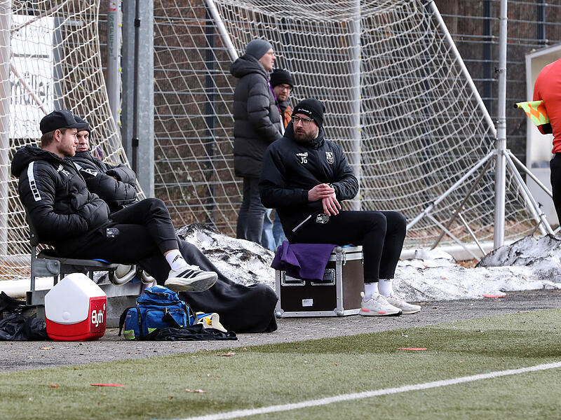 Vor einer Woche fand das Heimspiel des FC Eintracht Bamberg um Trainer Jan Gernlein auf dem kleinen Kunstrasenplatz an der Armeestraße statt. Das sei diesmal nicht möglich, heißt es. Vor einer Woche fand das Heimspiel des FC Eintracht Bamberg um Trainer Jan Gernlein auf dem kleinen Kunstrasenplatz an der Armeestraße statt. Das sei diesmal nicht möglich, heißt es.