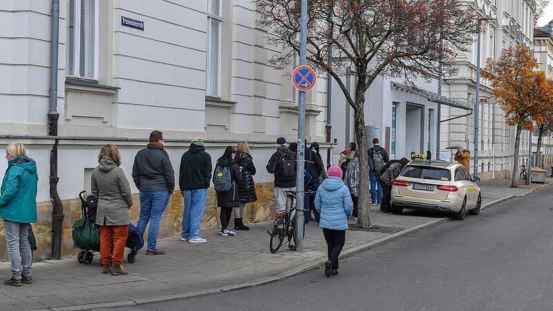 Eine lange Warteschlange bildete sich gestern vor der Außenstelle des Impfzentrums am Zob in Bamberg.
