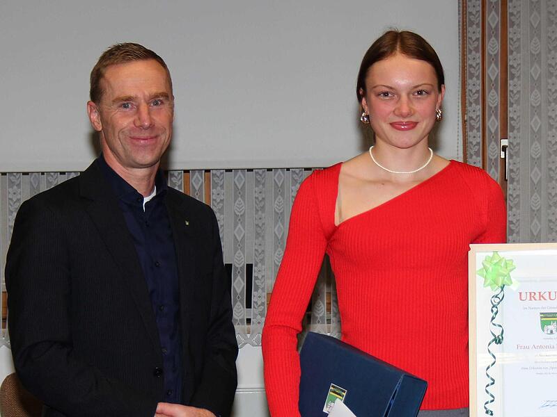 Für ihre herausragenden Leistungen wurde Antonia Kräußlich durch die Gemeinde Meeder zur Sportlerin des Jahres gekürt. Links Bürgermeister Bernd Höfer.