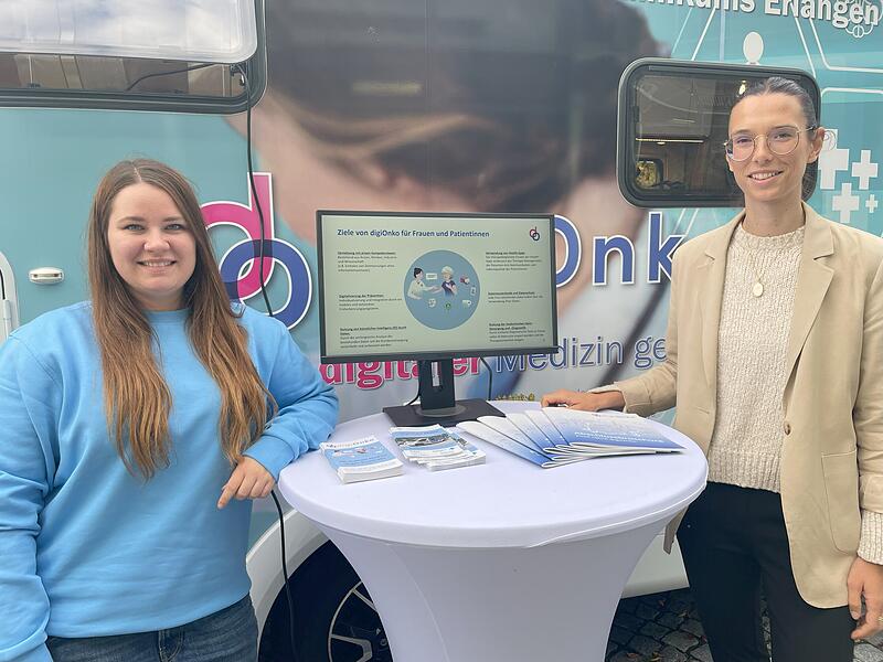 Hanna H&uuml;bner (rechts) und ihre Mitarbeiterin sind regelm&auml;&szlig;ig mit dem Brustkrebs-Pr&auml;ventionsmobil in Bayern unterwegs.