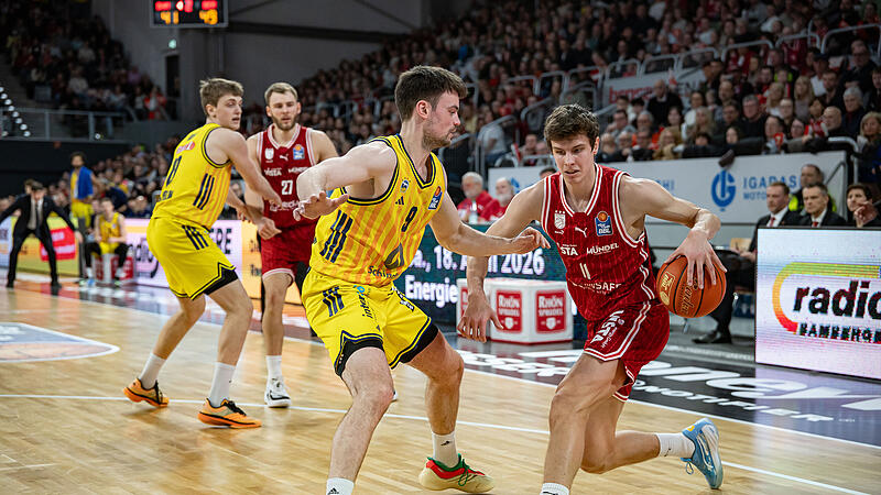 Spielten beide &uuml;berragend: Der Bamberger Richard Balint (rechts) und Alba-Guard Jonas Mattiseck.