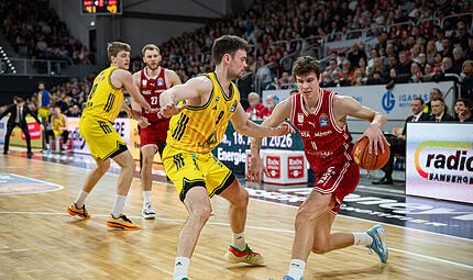 Spielten beide &uuml;berragend: Der Bamberger Richard Balint (rechts) und Alba-Guard Jonas Mattiseck.