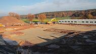 Die Arbeiten für den neuen Kindergarten Abenteuerland haben bereits begonnen. Im Hintergrund stehen die Container, in denen die Kinder bis zur Fertigstellung des Neubaus weiterhin betreut werden.