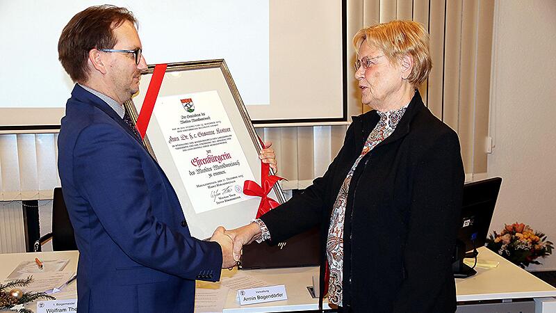 Vom Gemeinderat Maroldsweisach &uuml;ber den Bundestag zur&uuml;ck in den Landkreis Ha&szlig;berge: Susanne Kastner hat eine steile politische Karriere hinter sich. Maroldsweisachs B&uuml;rgermeister Wolfram Thein &uuml;berreicht der SPD-Politikerin Susanne Kastner die Ern...