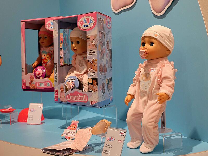 MGA Zapf Creation ist de R&ouml;dentaler Hersteller rund um die Puppe. Baby Born ist die Marke f&uuml;r die junge Puppenmutter.