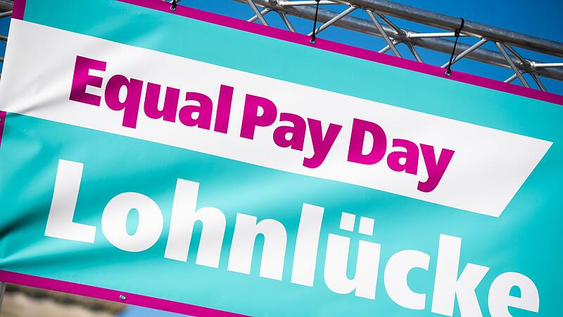 Banner mit der Aufschrift &laquo;Equal Pay Day - Lohnl&uuml;cke&raquo;