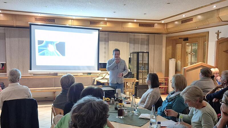 Gut gef&uuml;llt war der Saal des Gasthofs &bdquo;Zum L&ouml;wen&ldquo; in Oberlangheim, als Prof. Dr. Emilio Dom&iacute;nguez &uuml;ber Erkrankungen der Schilddr&uuml;se referierte.