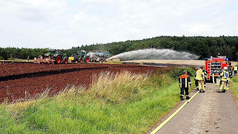 Feuerwehr und Landwirte arbeiteten Hand in Hand.