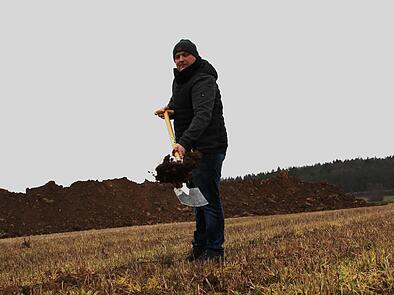 Bürgermeister Daniel Wehner (CSU) nahm den ersten Spatenstich im neuen Baugebiet vor. Foto: Johannes Schlereth