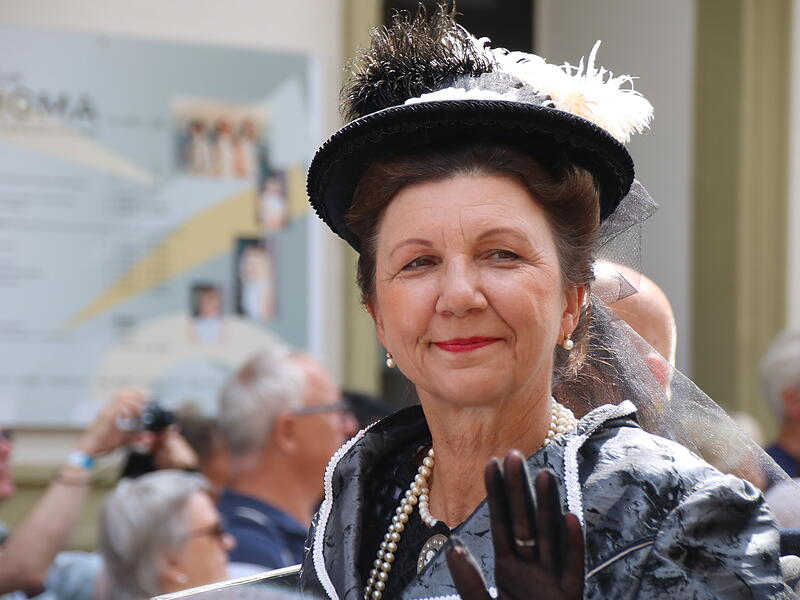 Kaiserin Auguste Victoria pr&auml;sentiert von Karin MatthesDas war der Rakoczy-Festzug 2024 in Bildern