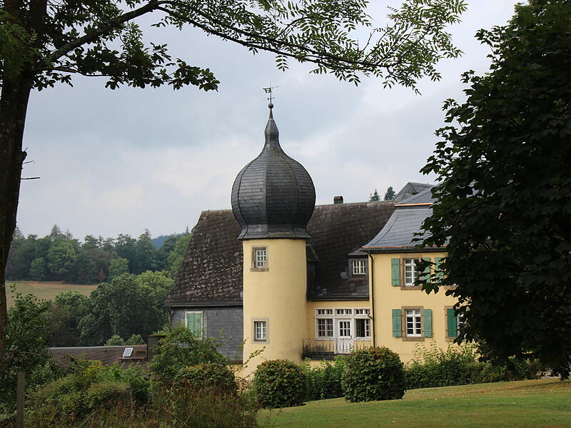 Der Turm gehört zum Schloss Heinersreuth, Ortsteil des Markt Presseck.