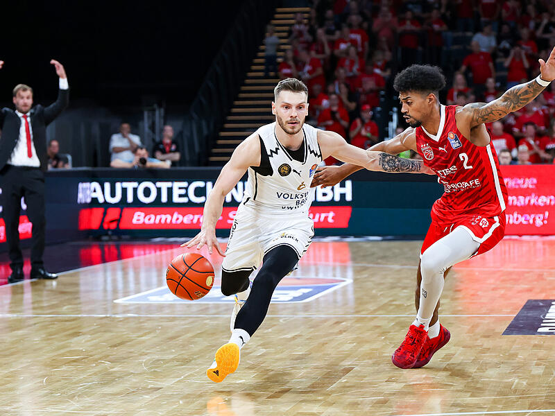 Ferdinand Zylka (wei&szlig;es Trikot, gegen den Ex-Bamberger Kapit&auml;n Ibi Watson) galt als hei&szlig;er Wechselkandidat f&uuml;r die Bamberg Baskets.