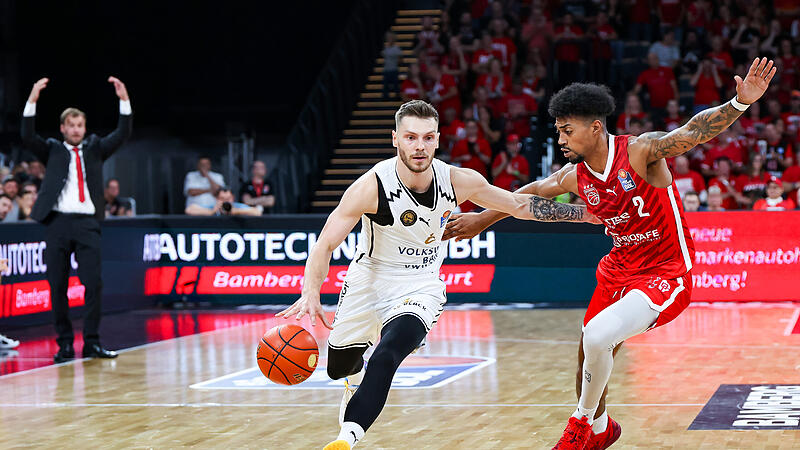 Bamberg Baskets - Basketball Löwen Braunschweig Ferdinand Zylka (weißes Trikot, gegen den Ex-Bamberger Kapitän Ibi Watson) galt als heißer Wechselkandidat für die Bamberg Baskets.